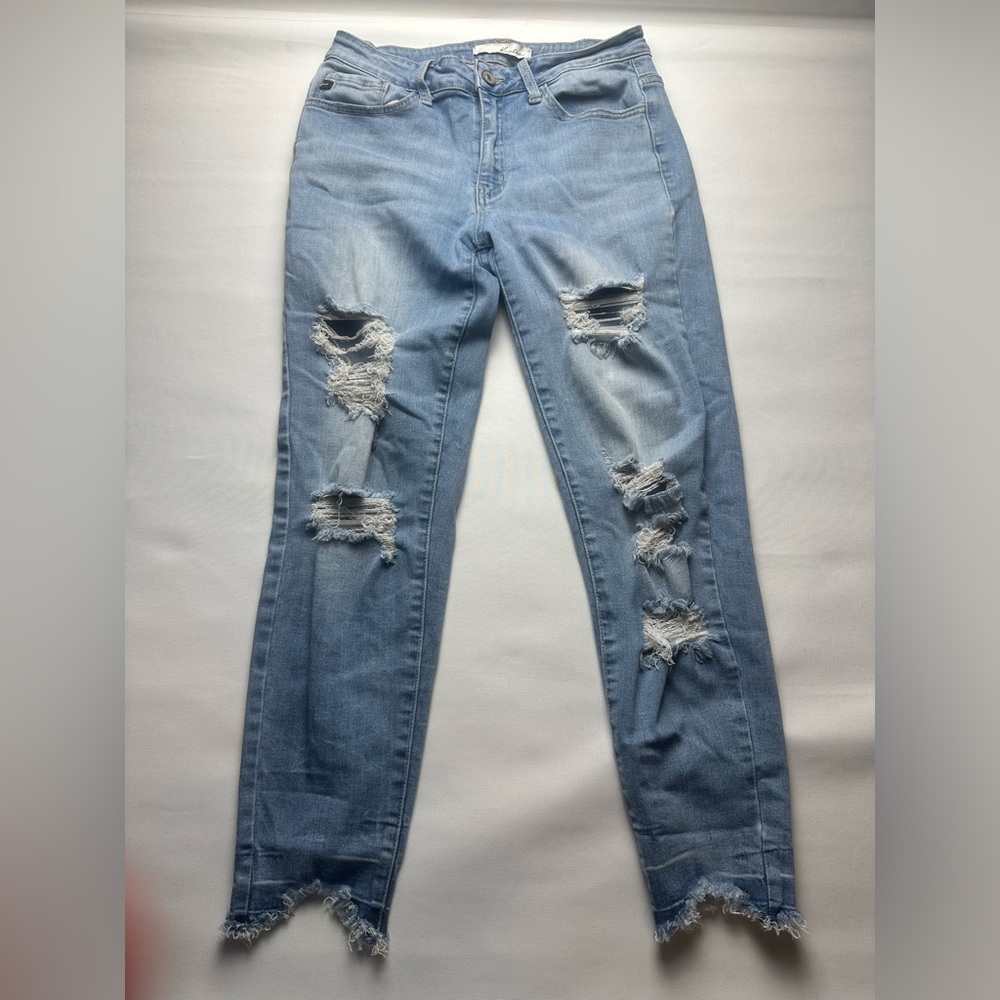 Kancan distressed mid rise skinny stretch cropped jeans. Size 28
